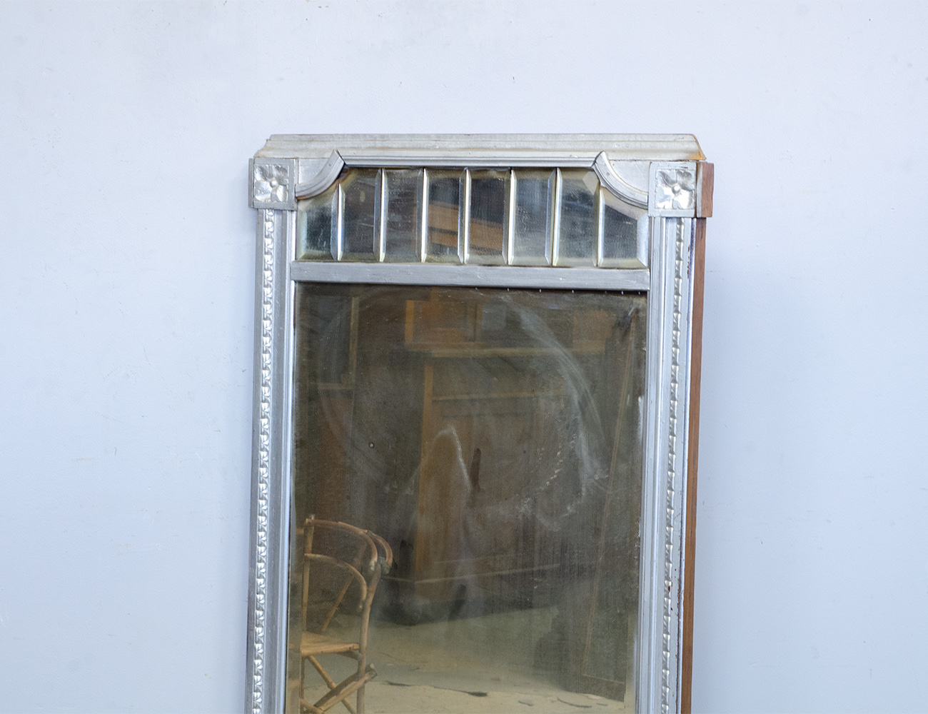 Старинное настенное зеркало