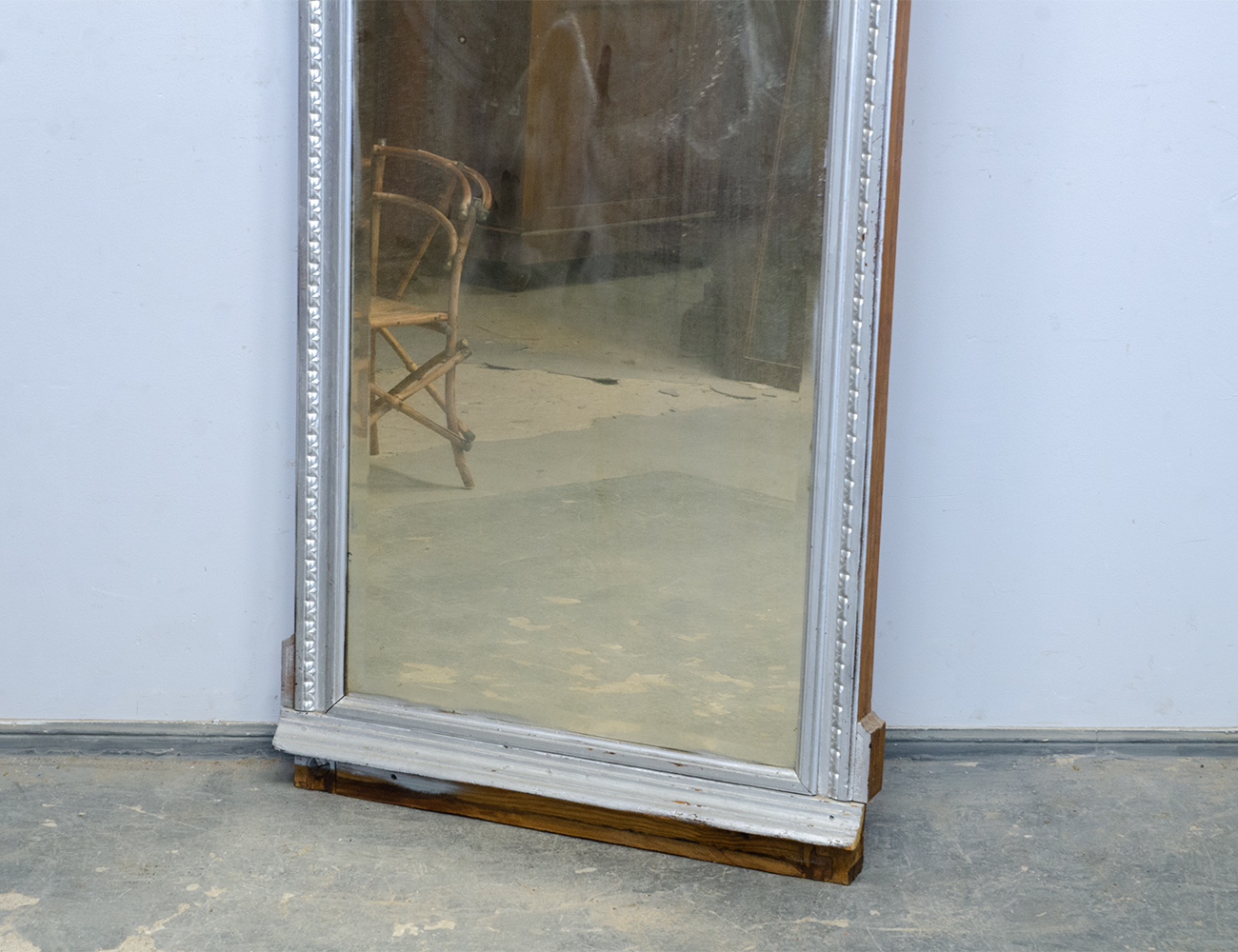 Старинное настенное зеркало