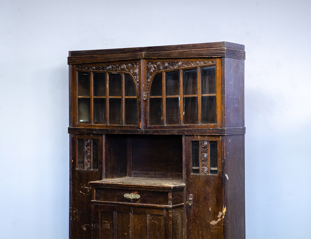 Старинный дубовый буфет, модерн