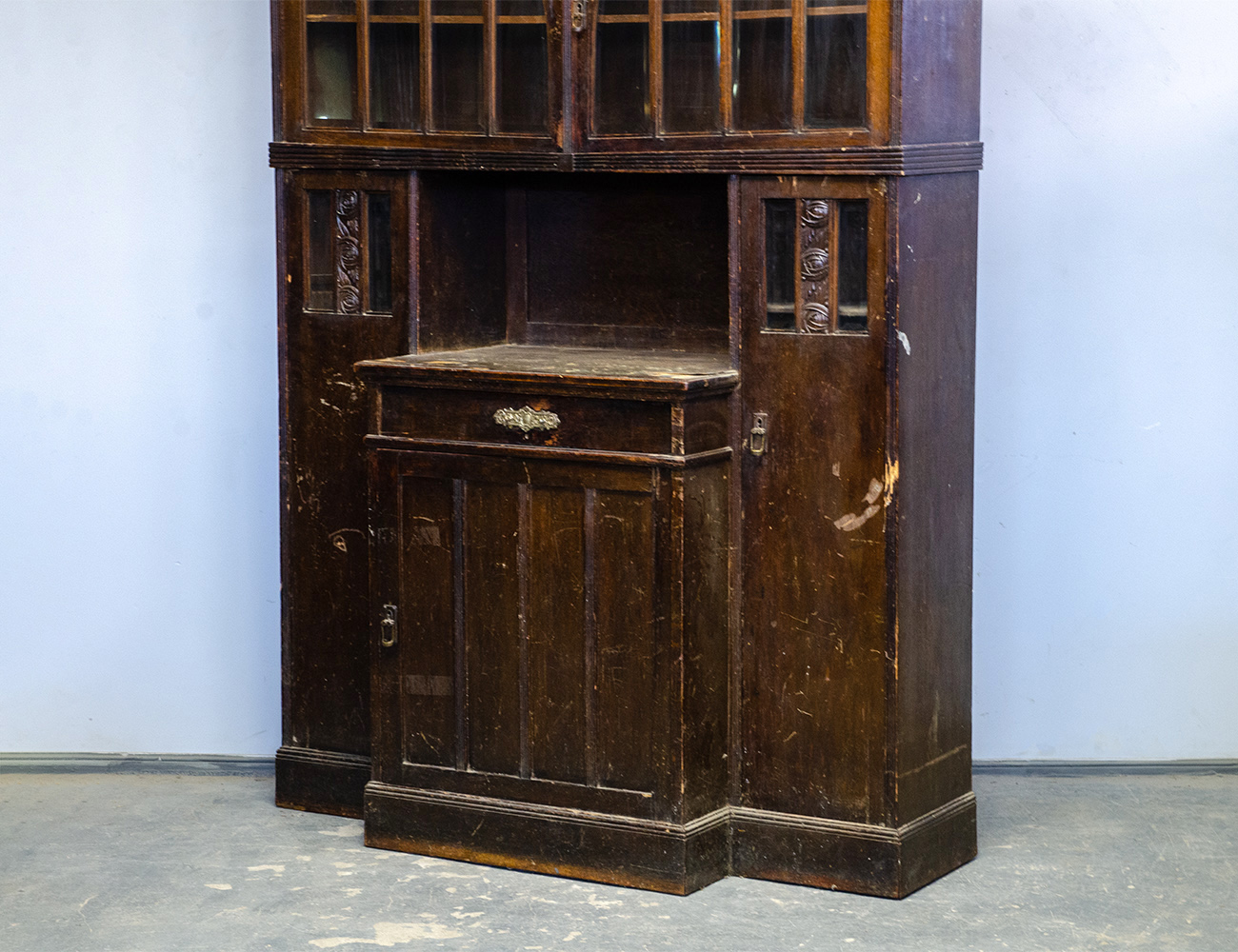 Старинный дубовый буфет, модерн