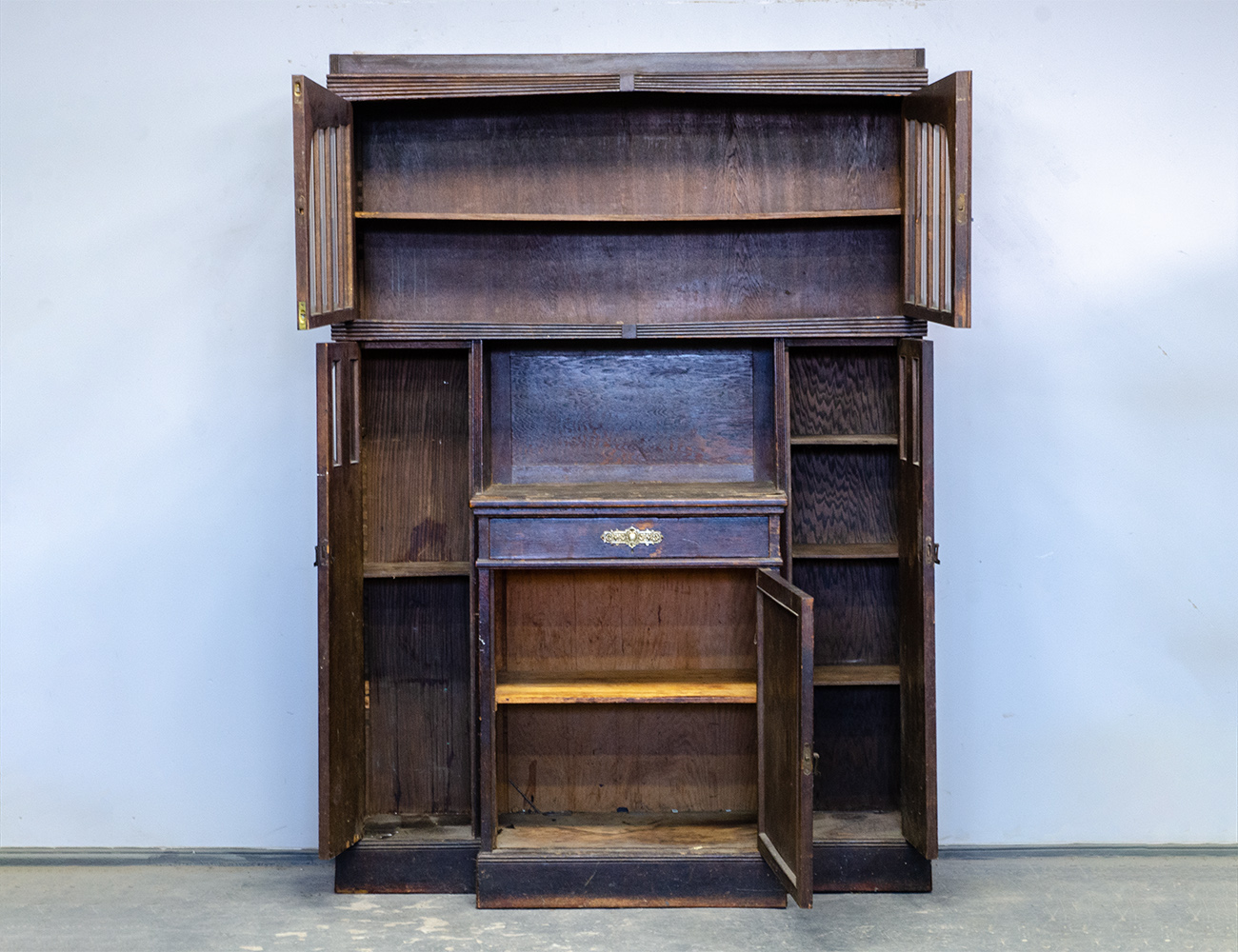 Старинный дубовый буфет, модерн