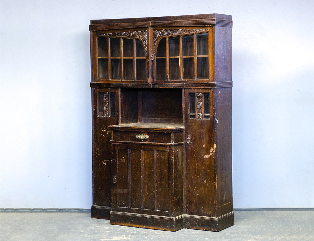 Старинный дубовый буфет, модерн