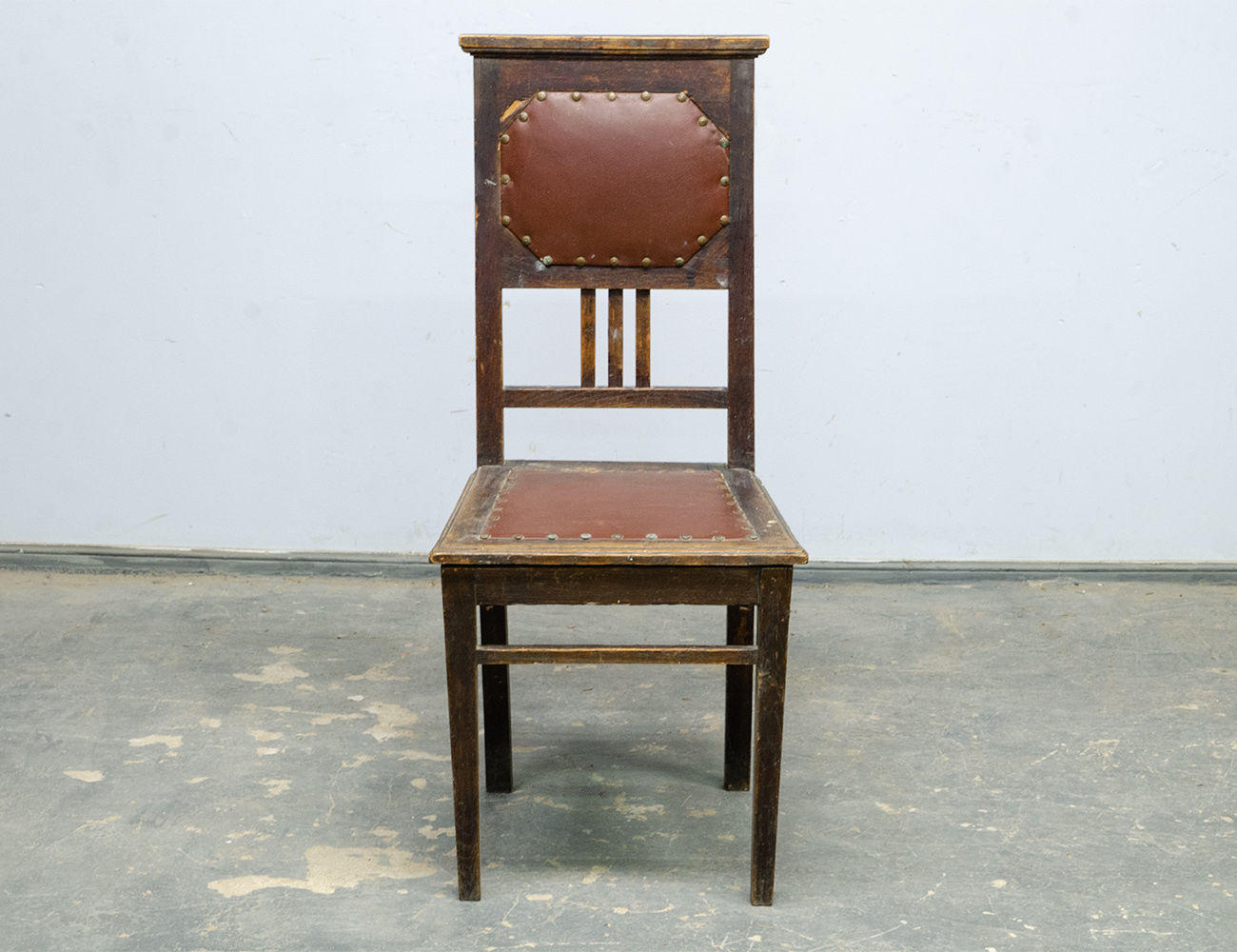 Старинный дубовый стул