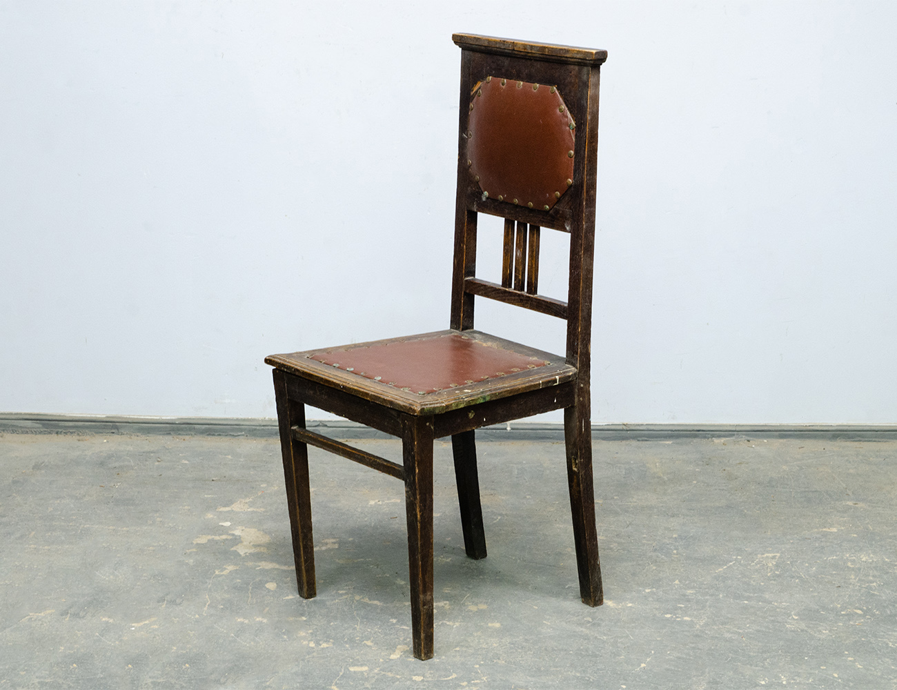 Старинный дубовый стул