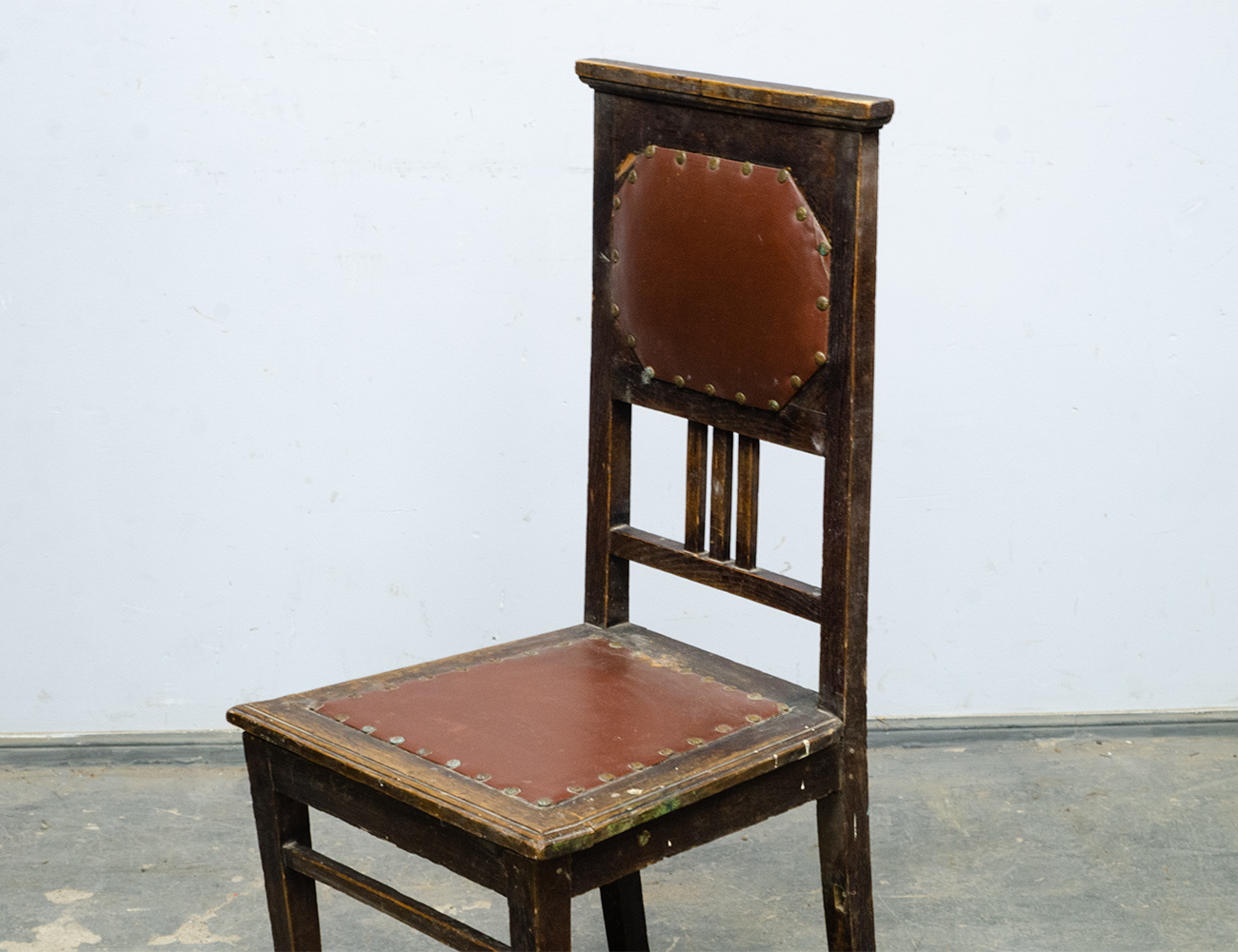 Старинный дубовый стул