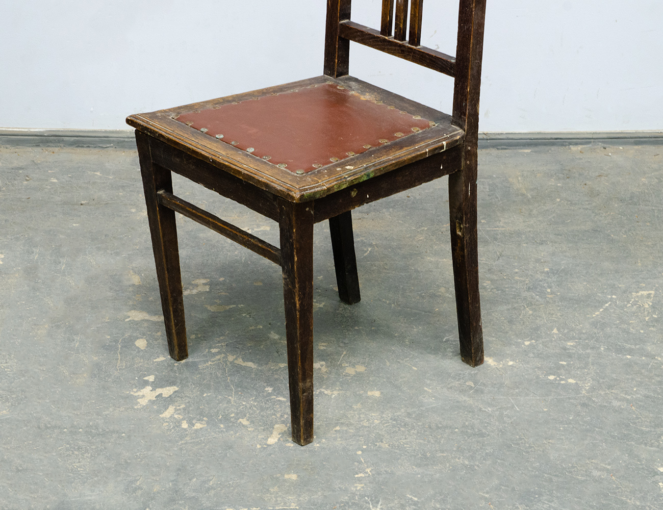 Старинный дубовый стул