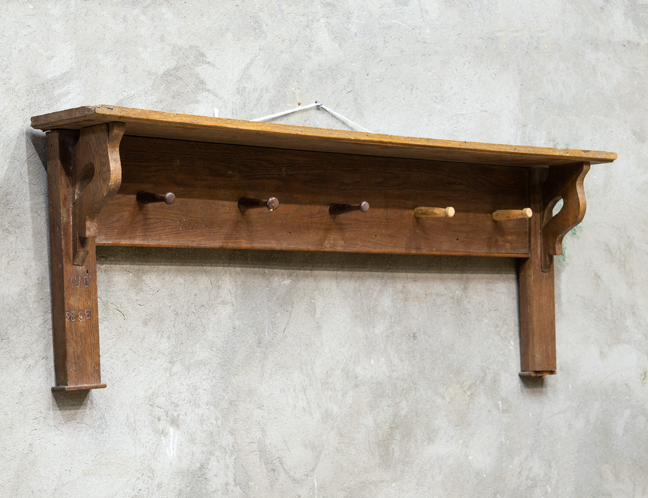 Старинная дубовая вешалка