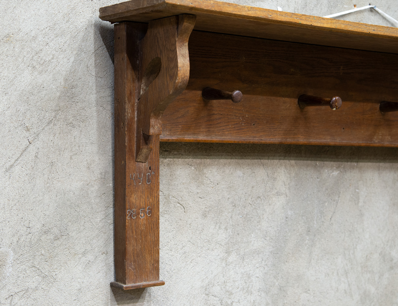 Старинная дубовая вешалка