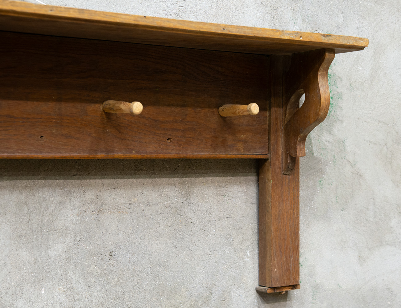 Старинная дубовая вешалка