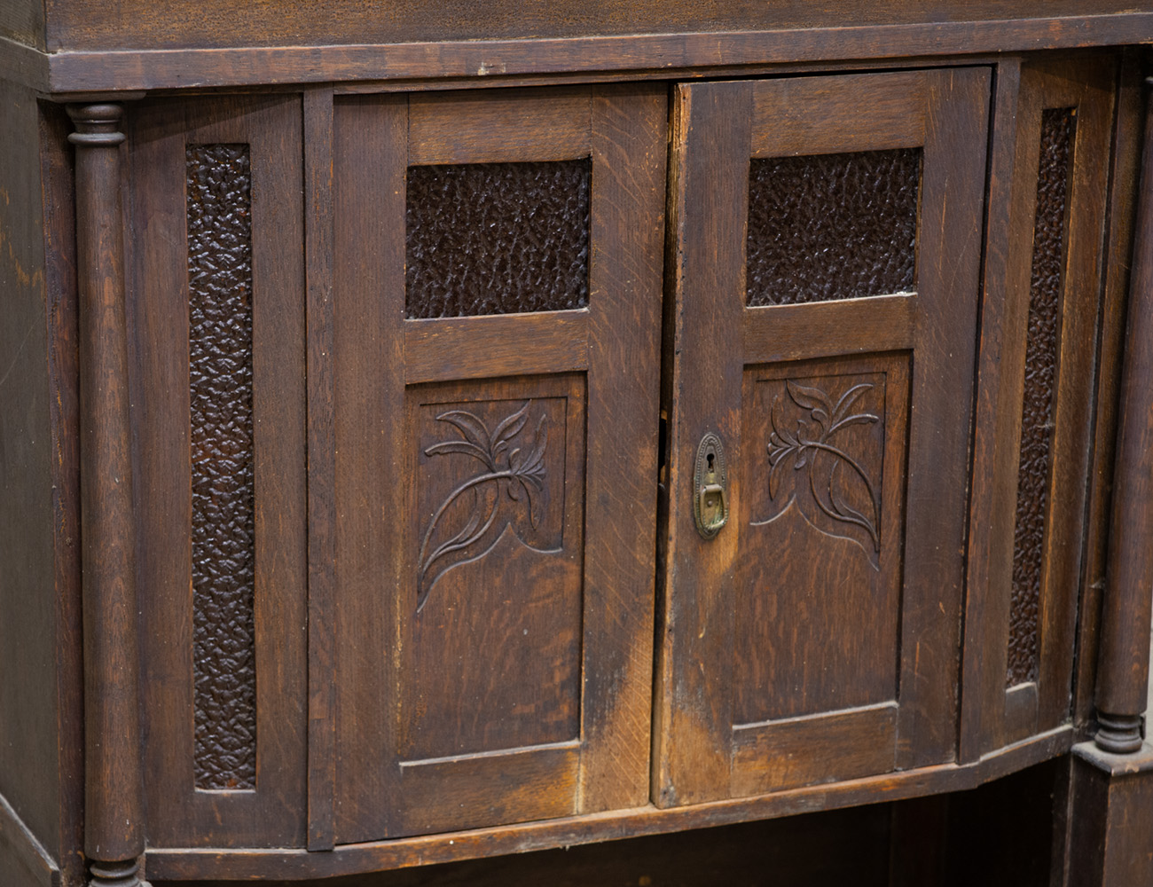 Старинный дубовый верх буфета