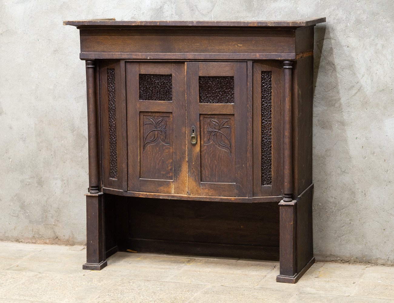 Старинный дубовый верх буфета