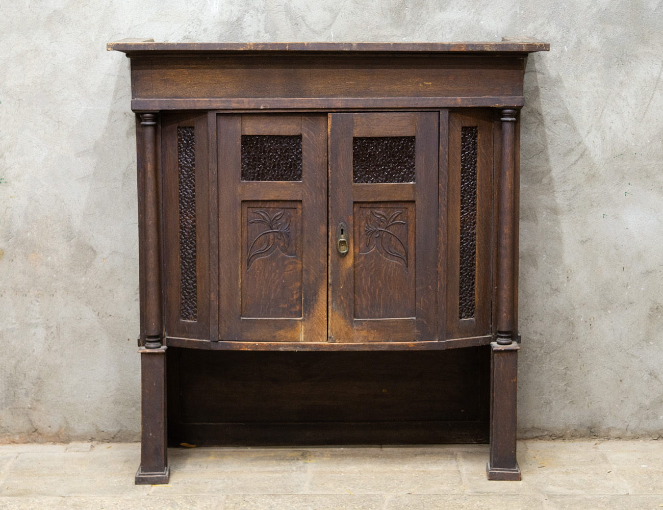 Старинный дубовый верх буфета