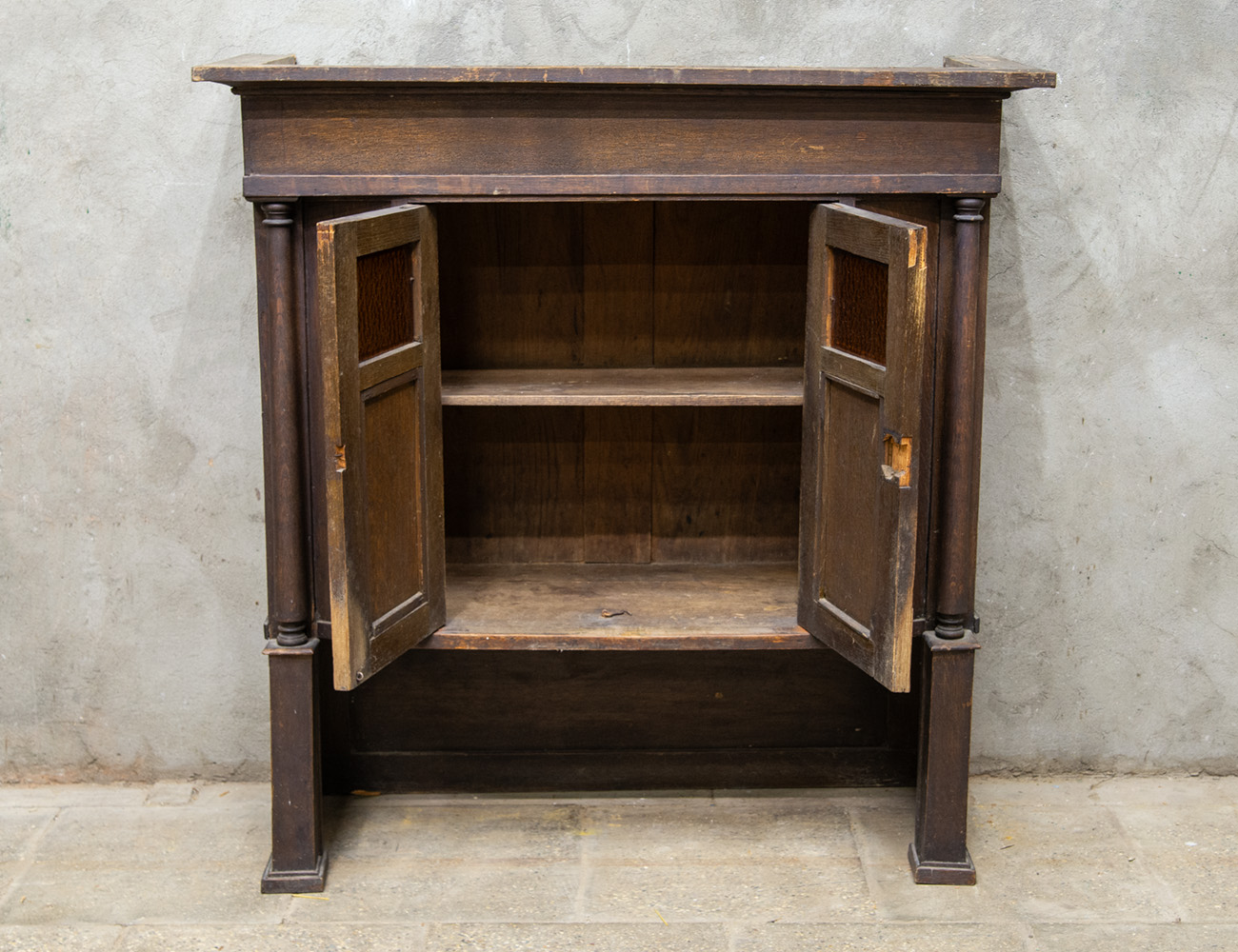 Старинный дубовый верх буфета