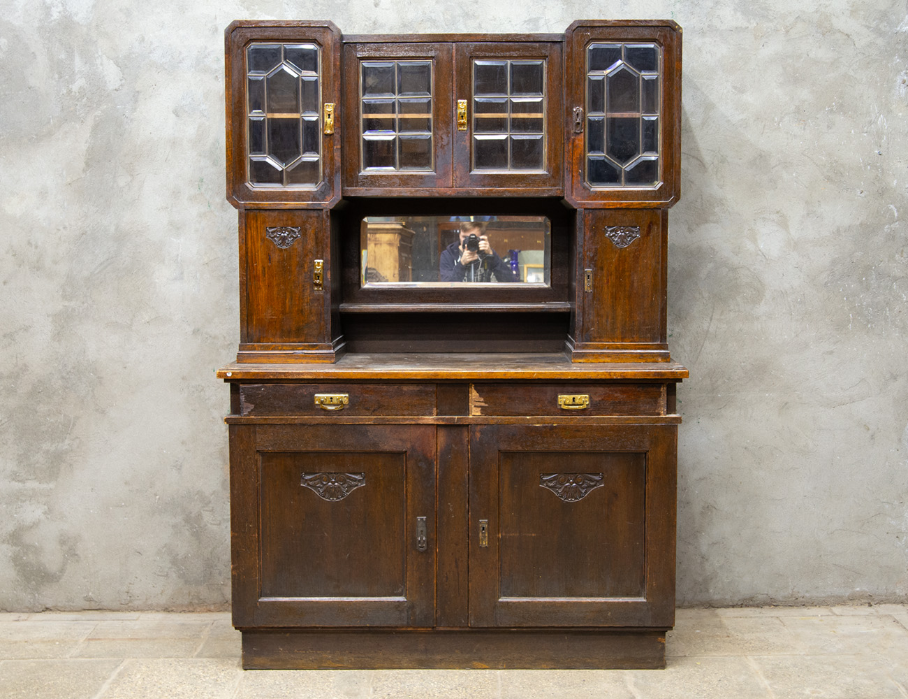 Старинный дубовый буфет в стиле модерн