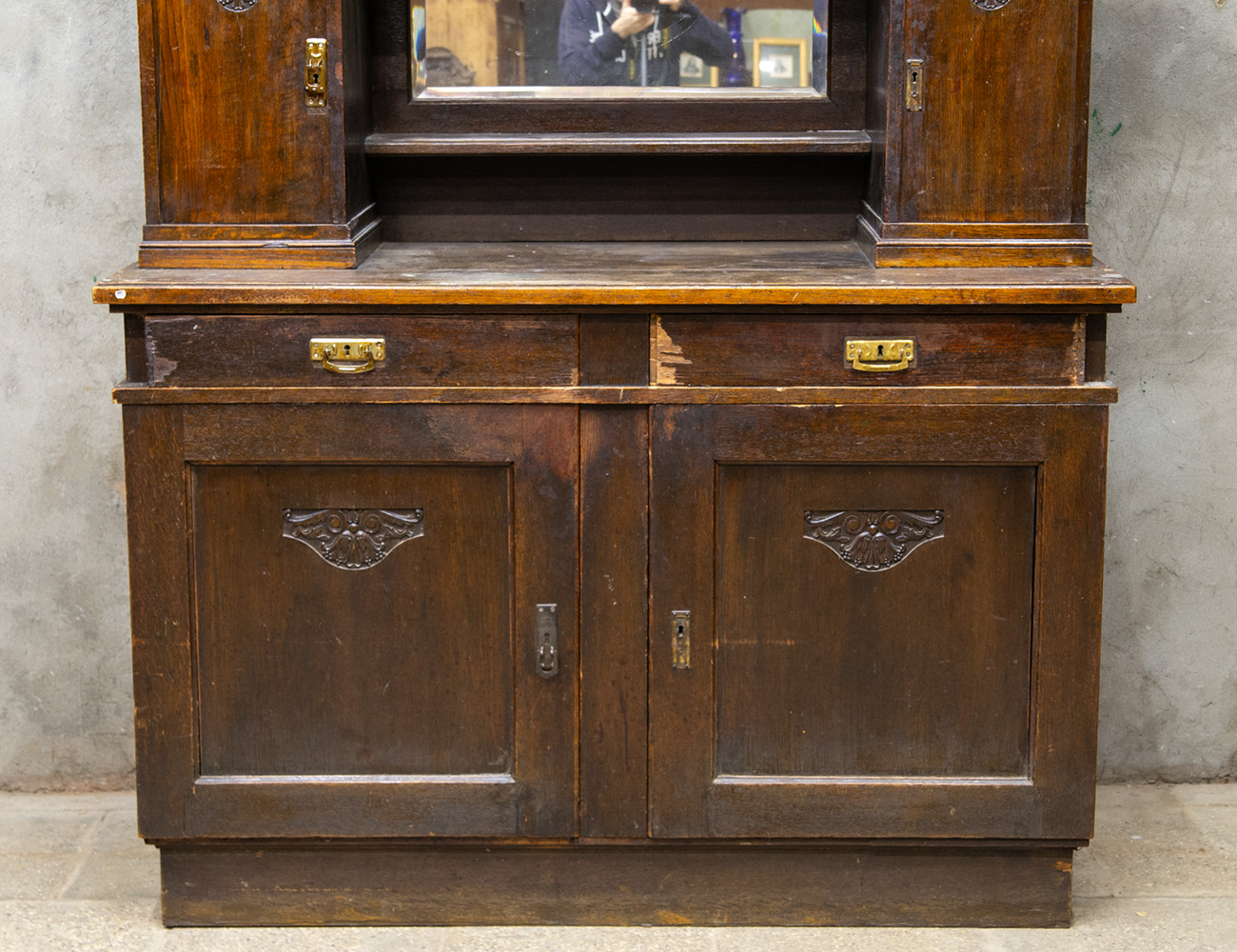 Старинный дубовый буфет в стиле модерн