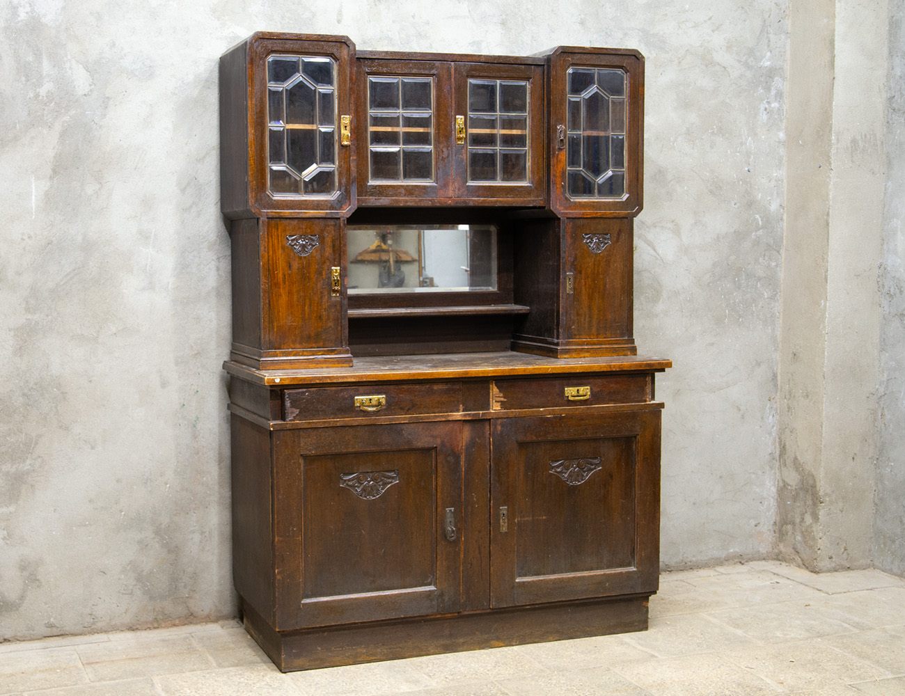 Старинный дубовый буфет в стиле модерн