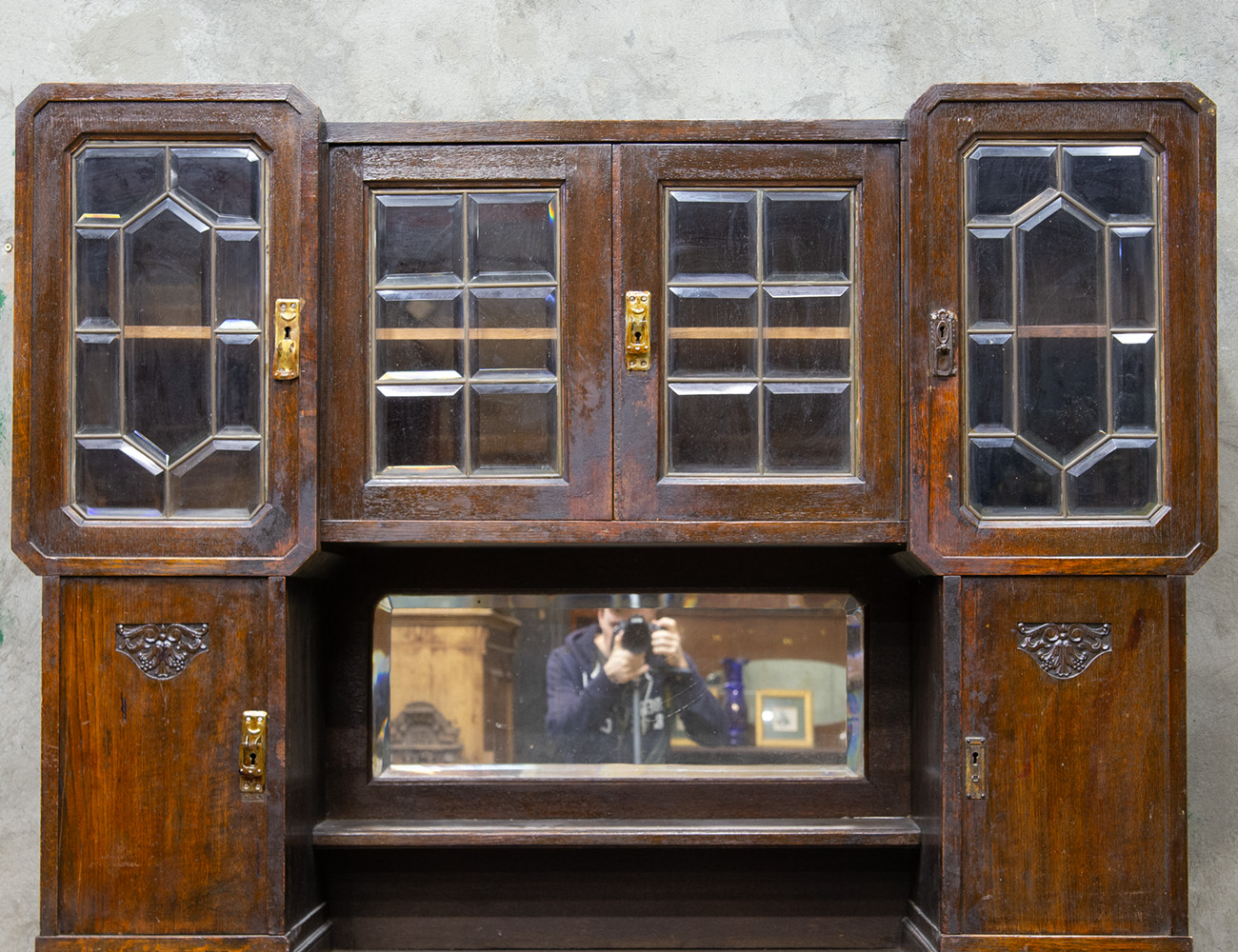 Старинный дубовый буфет в стиле модерн