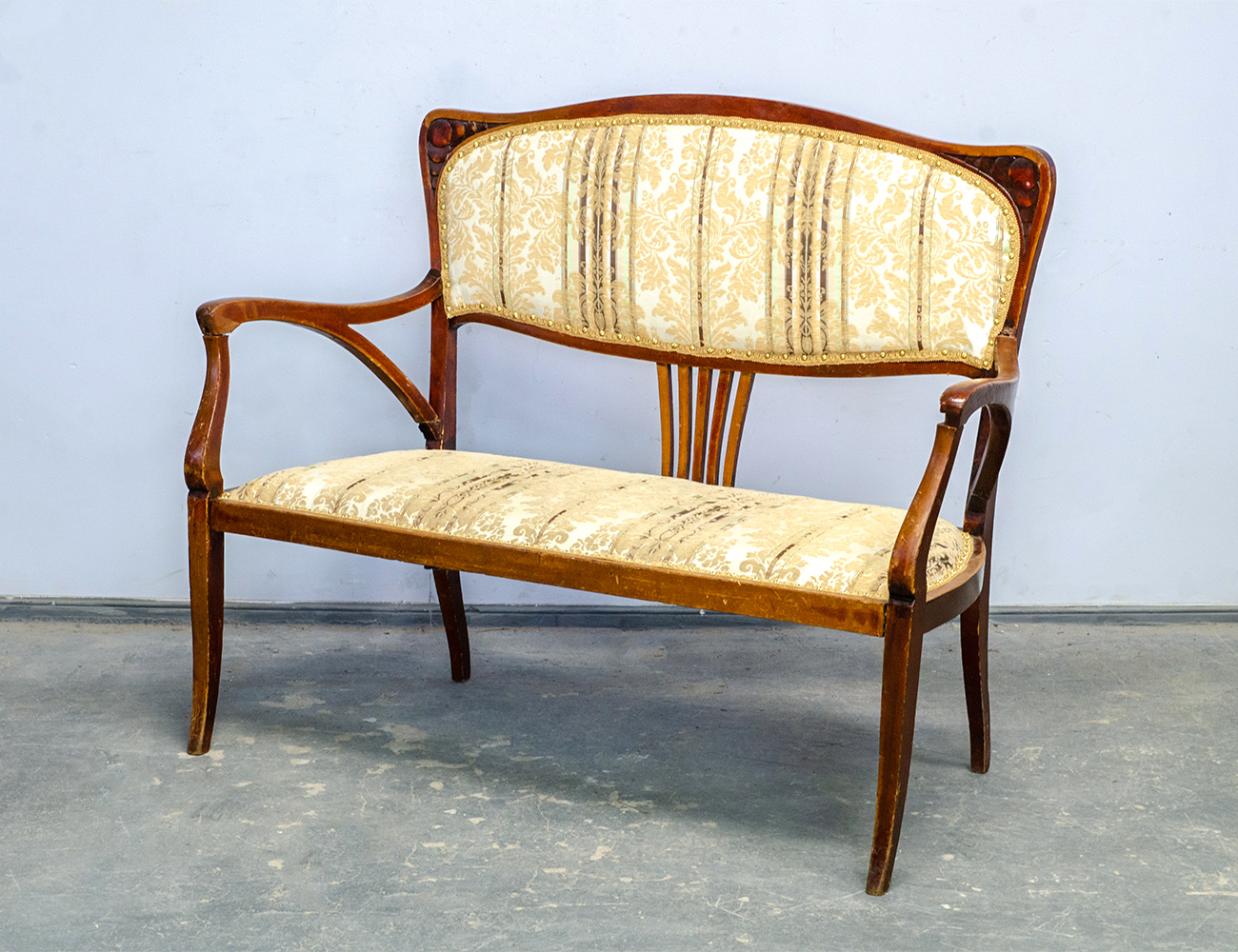 Старинный диван с резьбой