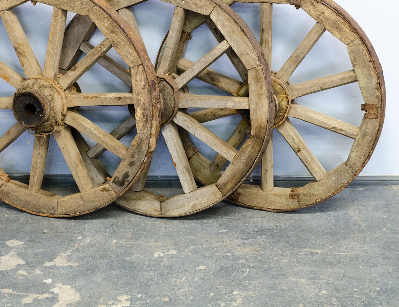 Старинные колёса от телеги