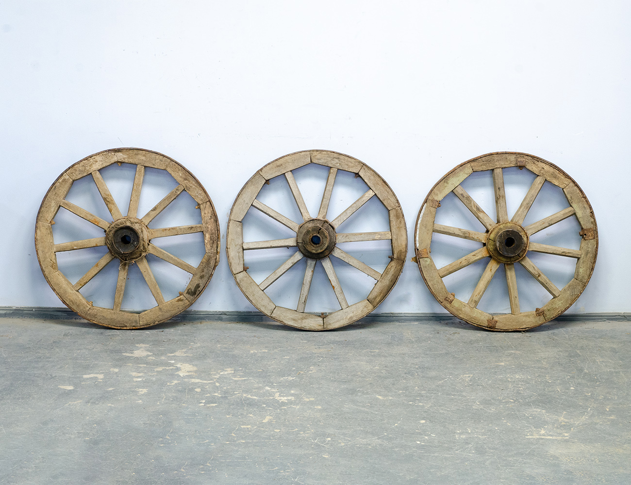 Старинные колёса от телеги