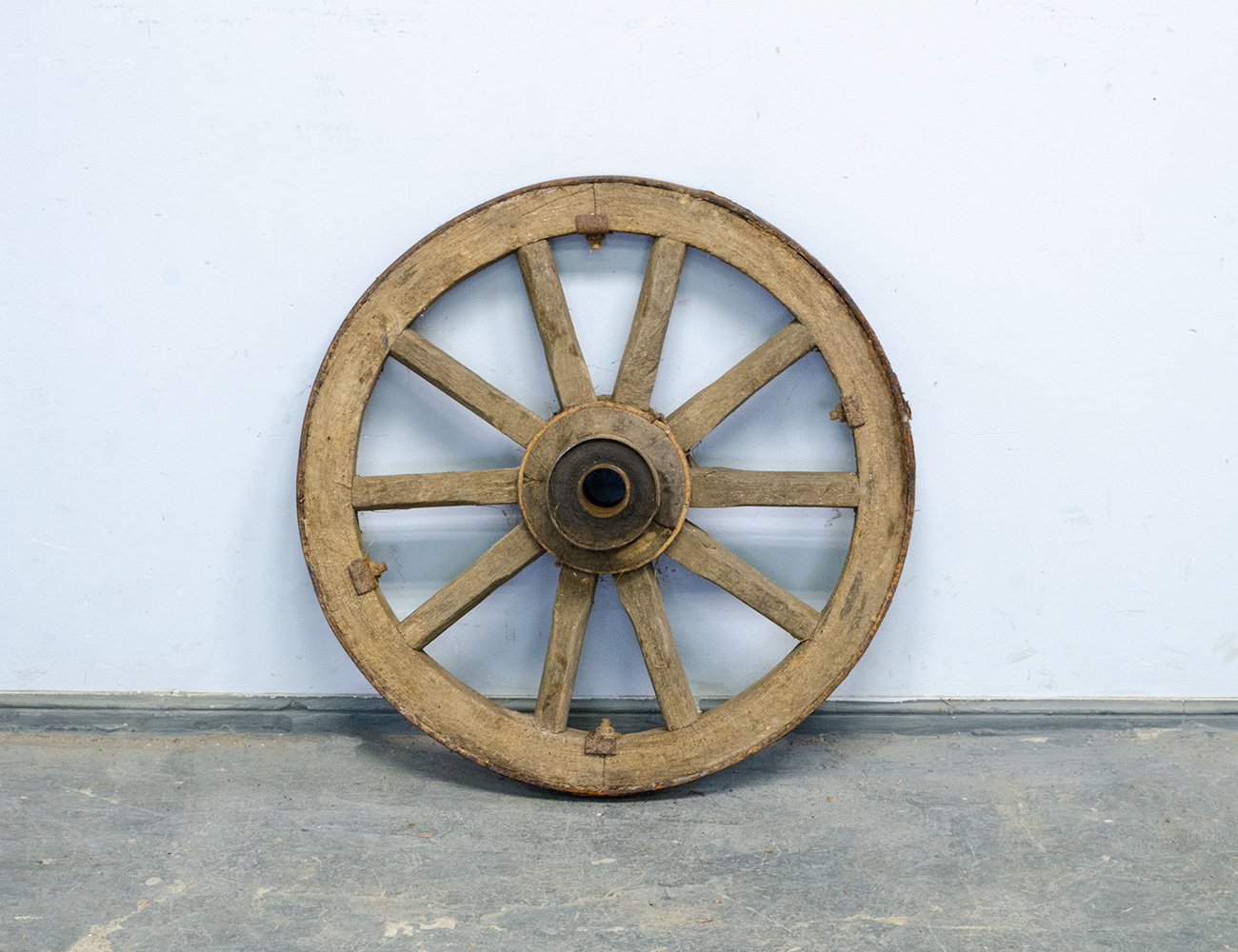 Старинное колесо от телеги