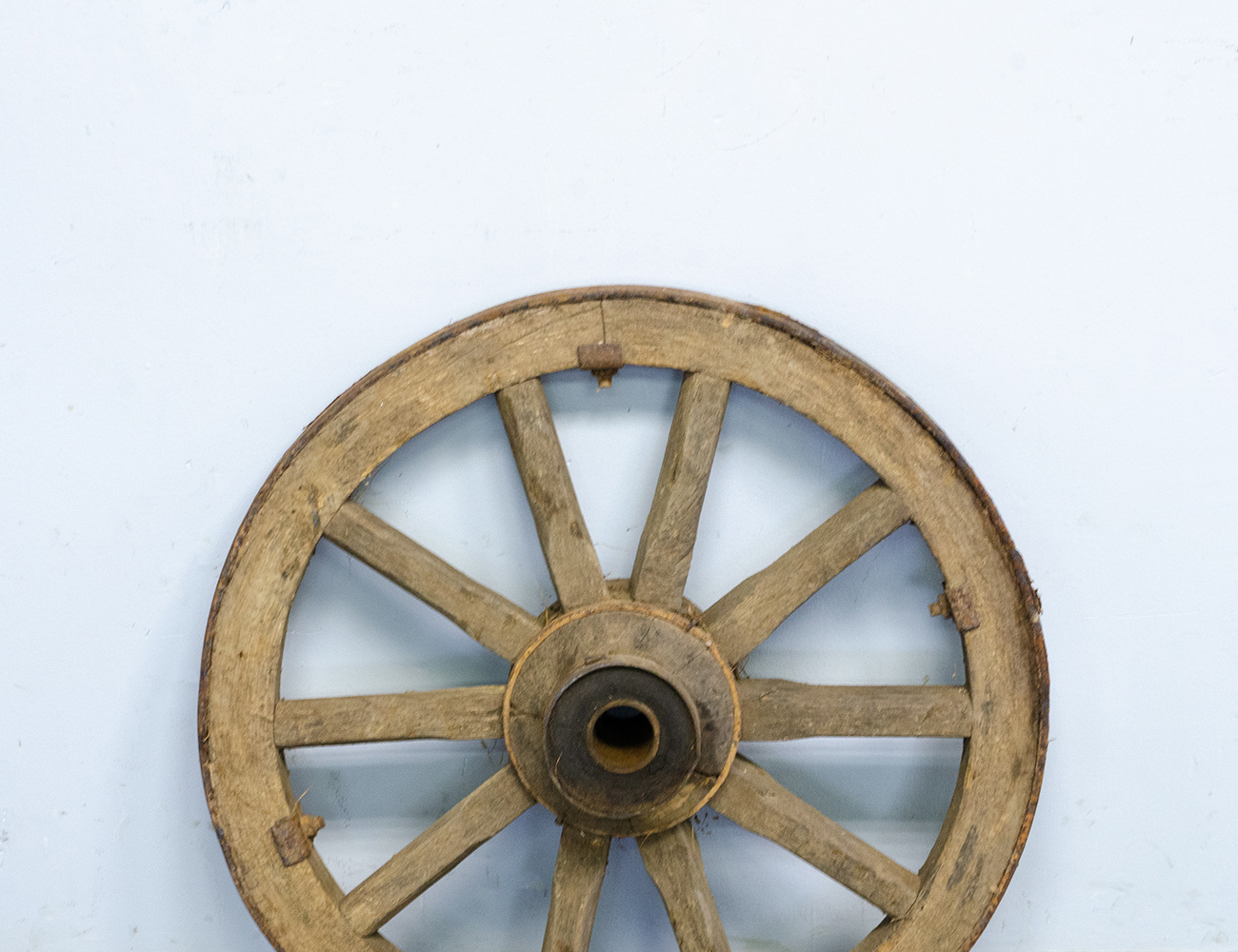 Старинное колесо от телеги