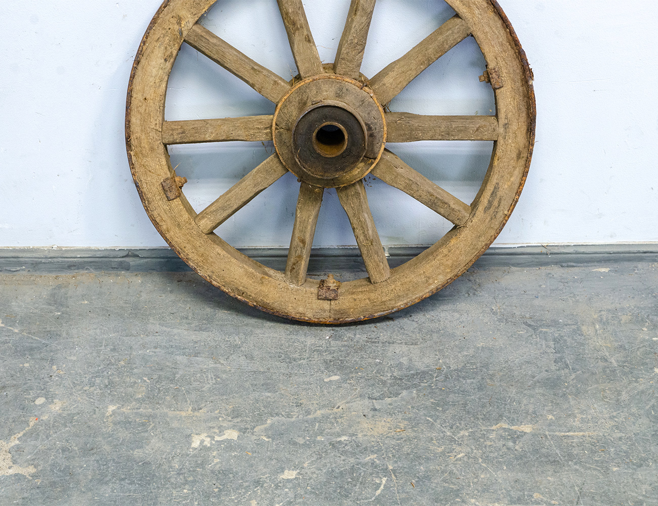 Старинное колесо от телеги