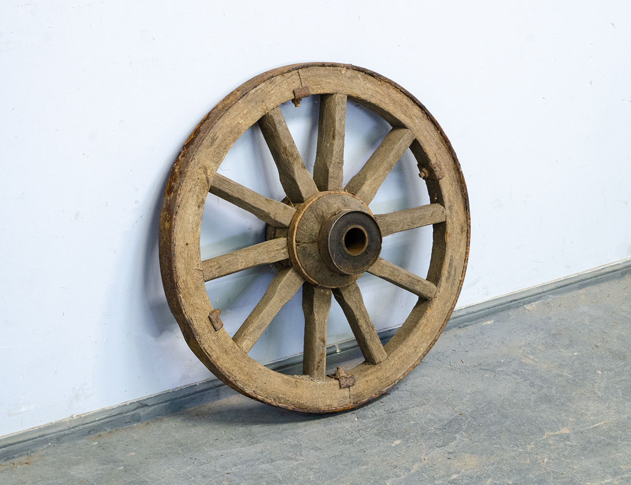 Старинное колесо от телеги