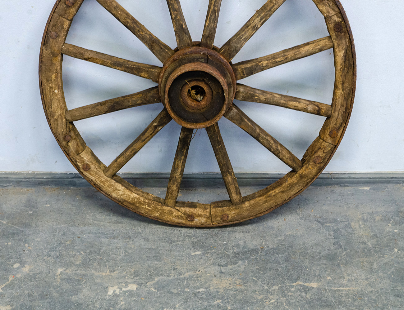 Старинное колесо от телеги