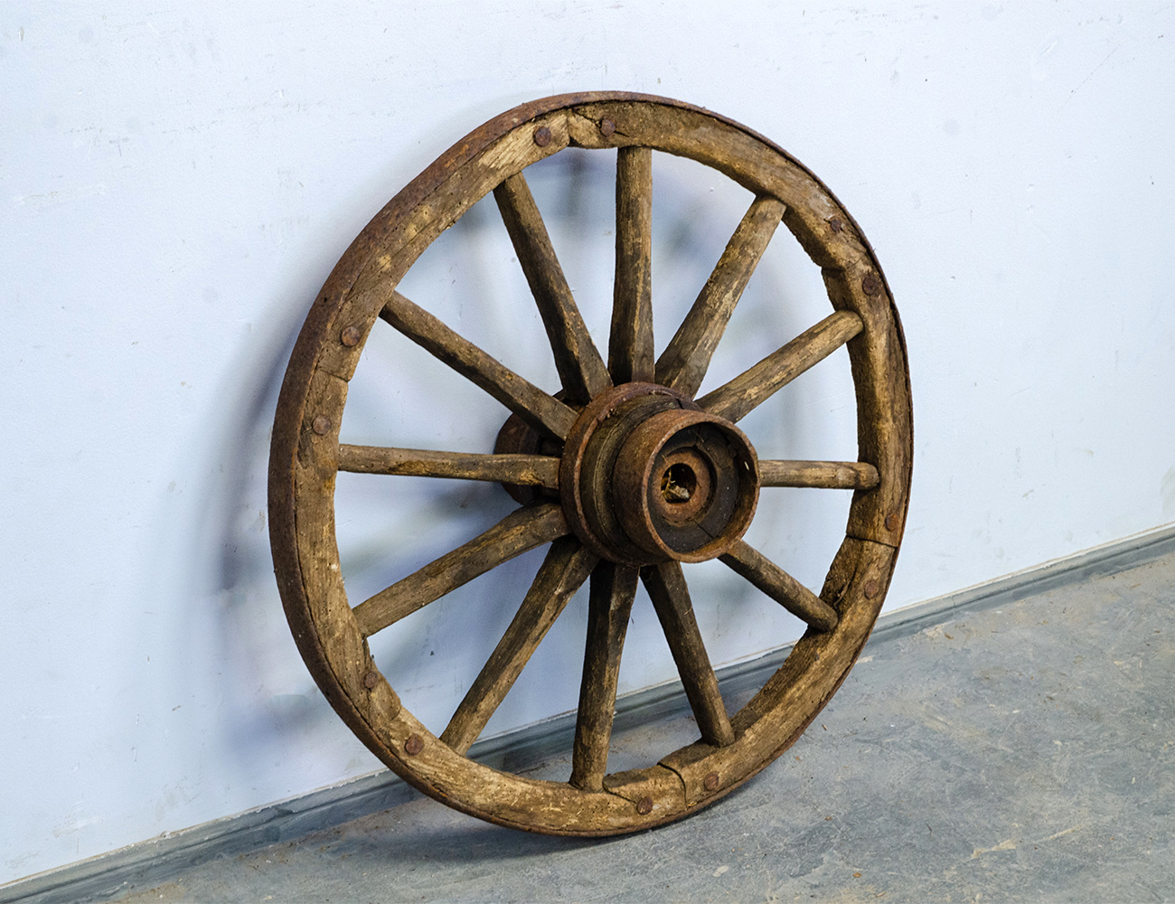 Старинное колесо от телеги