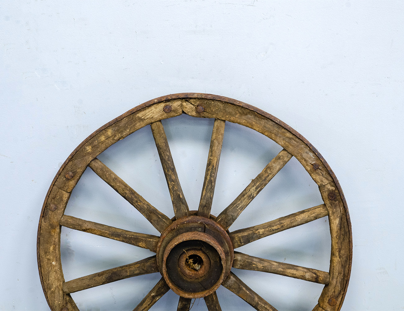 Старинное колесо от телеги