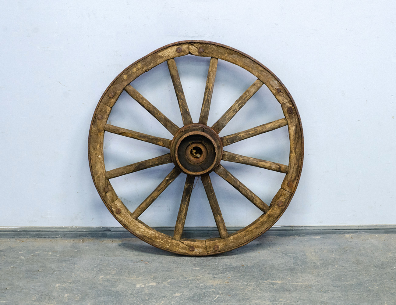 Старинное колесо от телеги