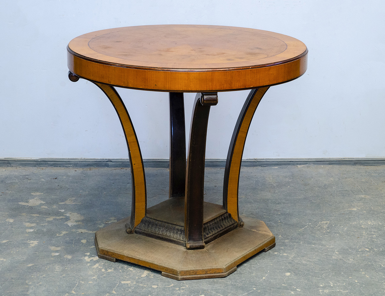 Старинный гостиный стол в стиле Ар-деко