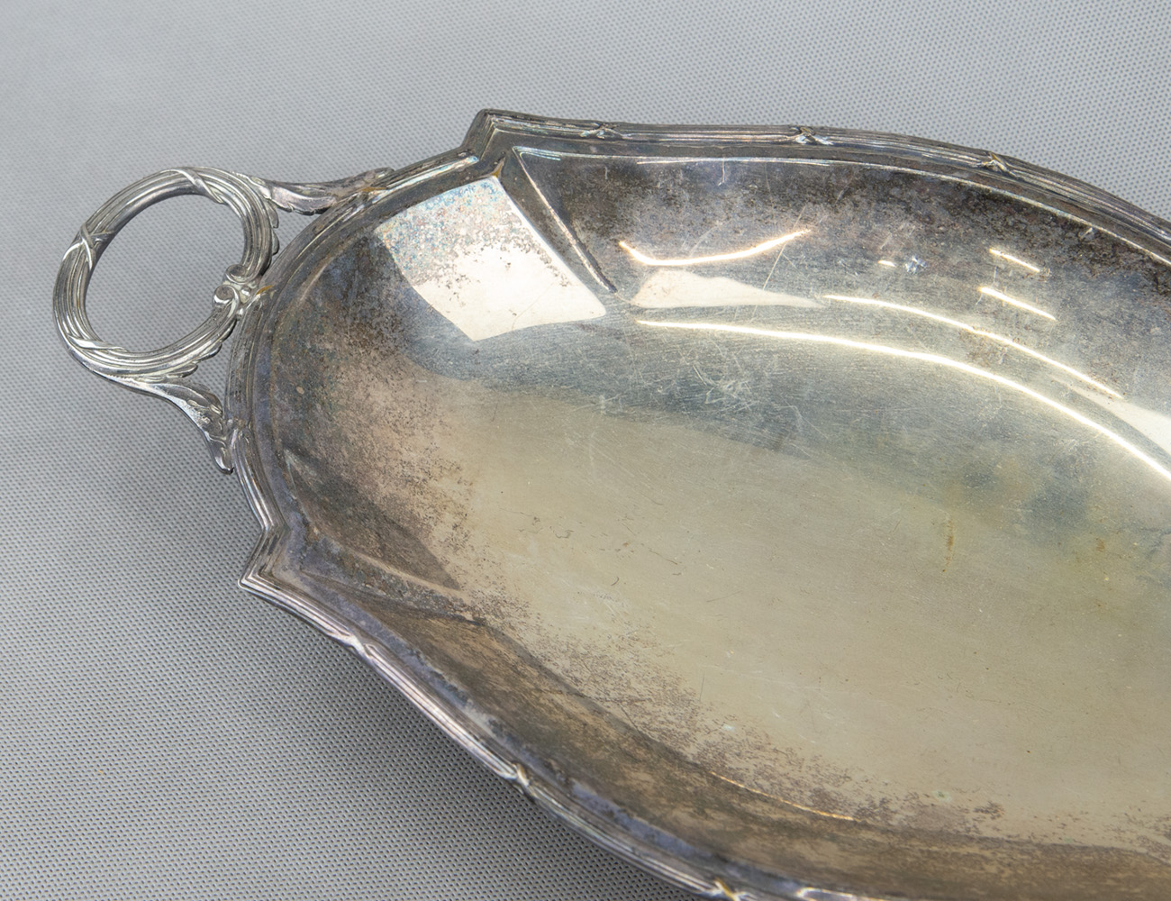 Старинный поднос на ножках