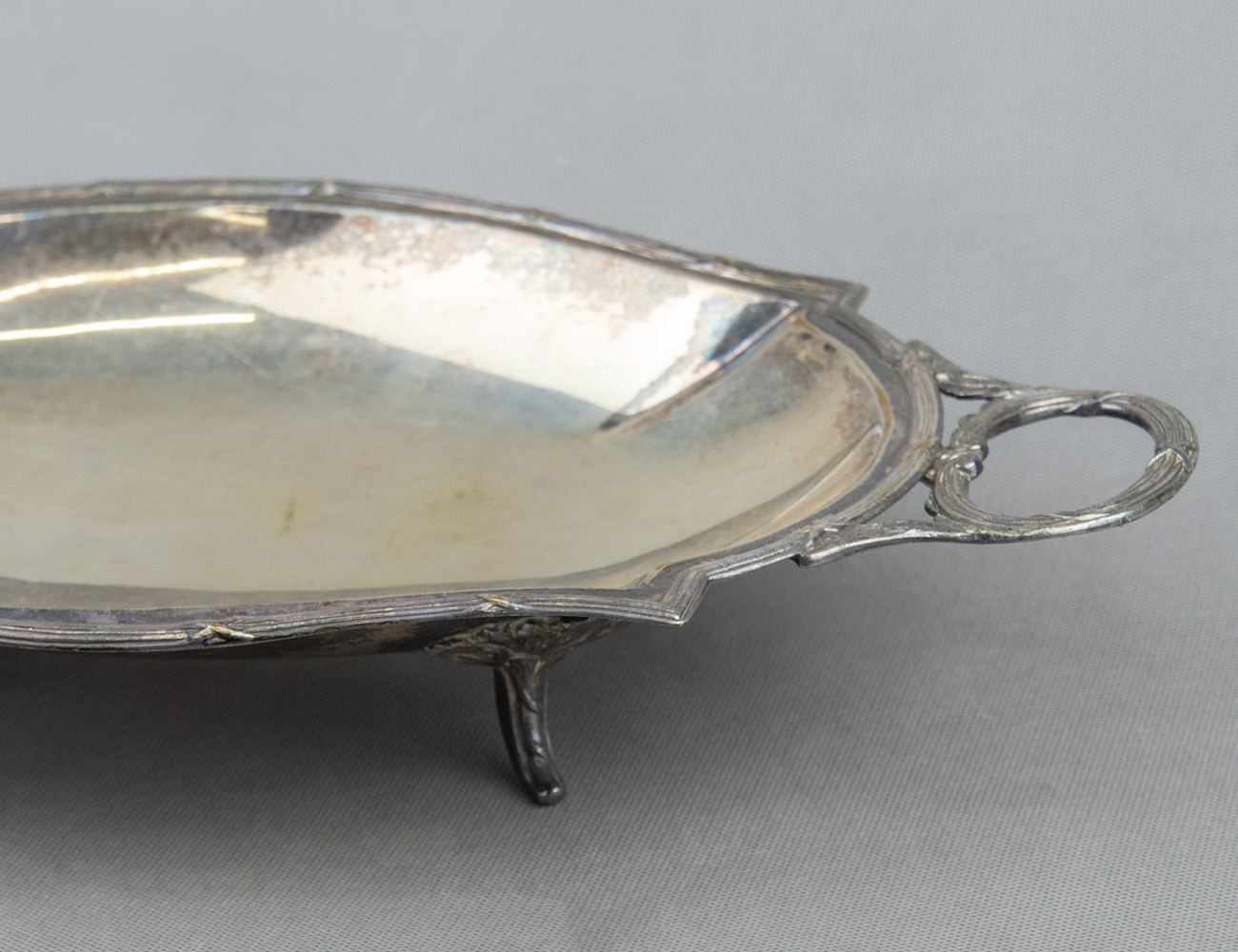 Старинный поднос на ножках