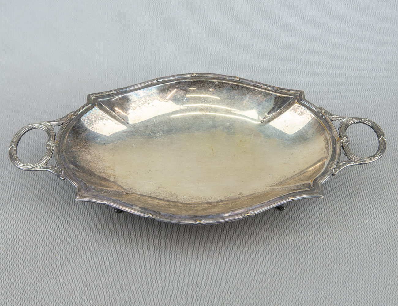 Старинный поднос на ножках