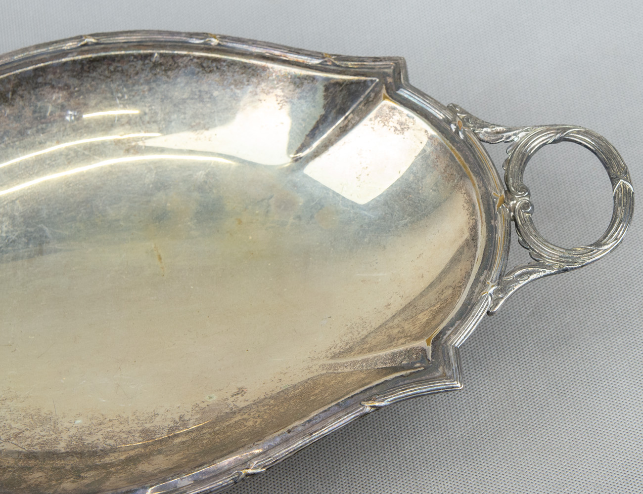 Старинный поднос на ножках