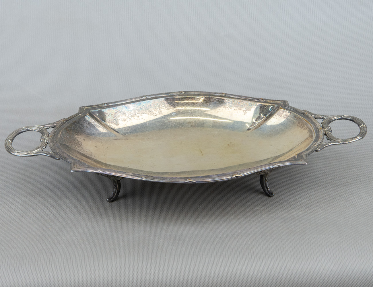 Старинный поднос на ножках