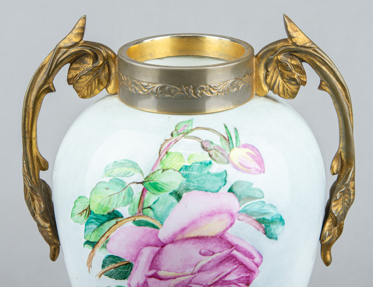 Старинная ваза с росписью