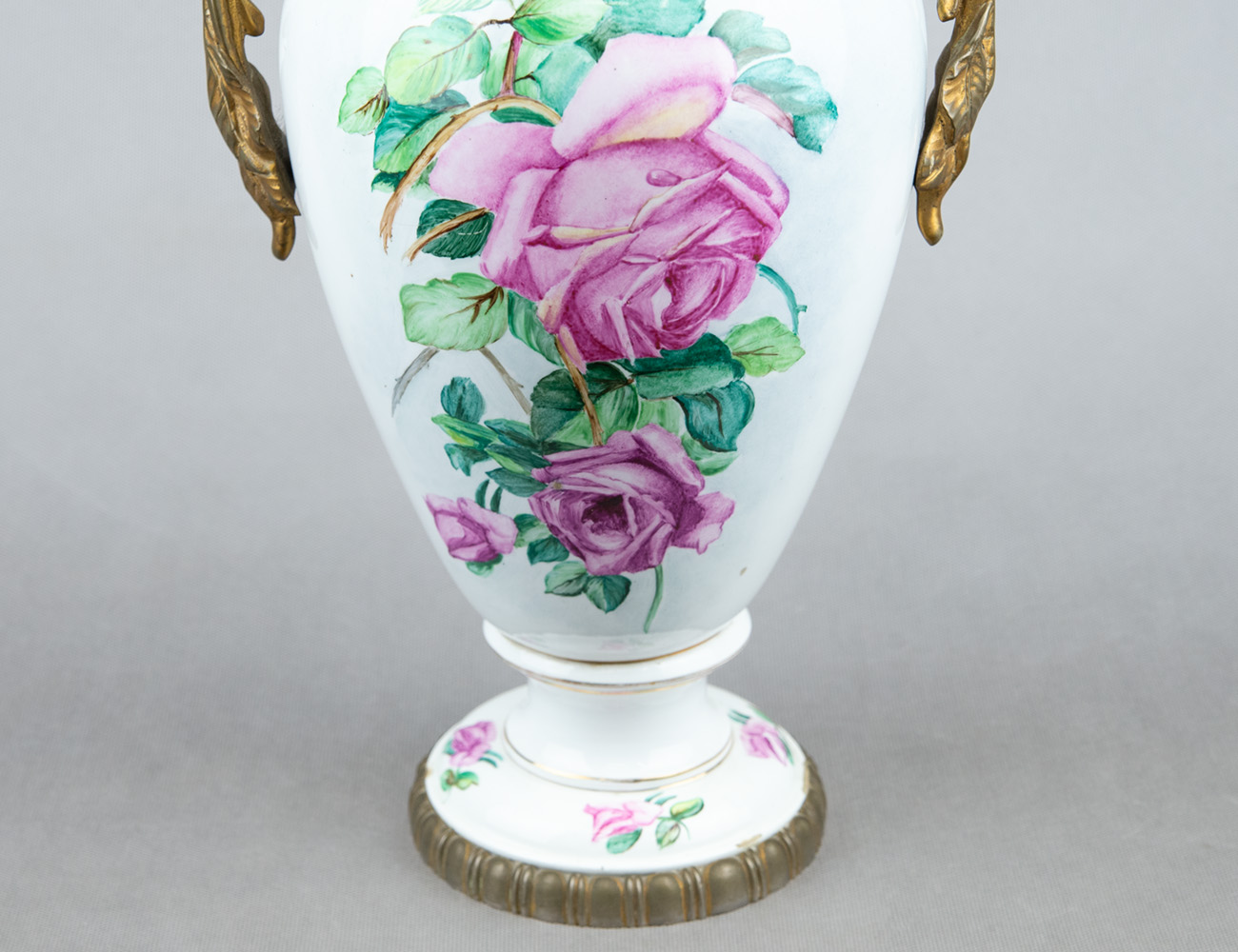 Старинная ваза с росписью