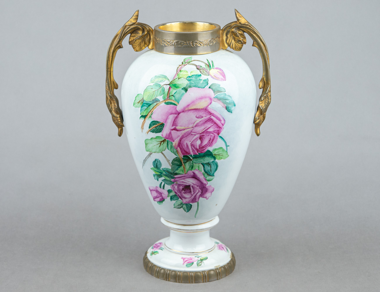 Старинная ваза с росписью