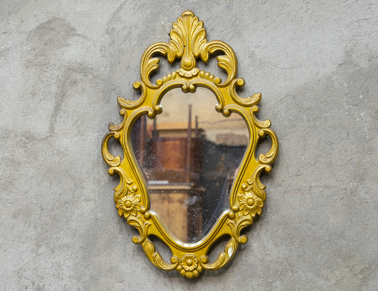 Старинное настенное зеркало