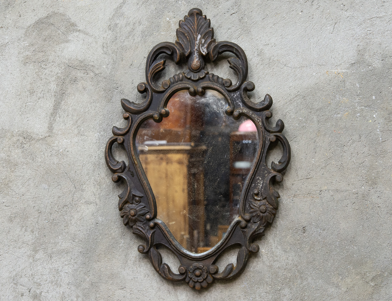 Старинное настенное зеркало