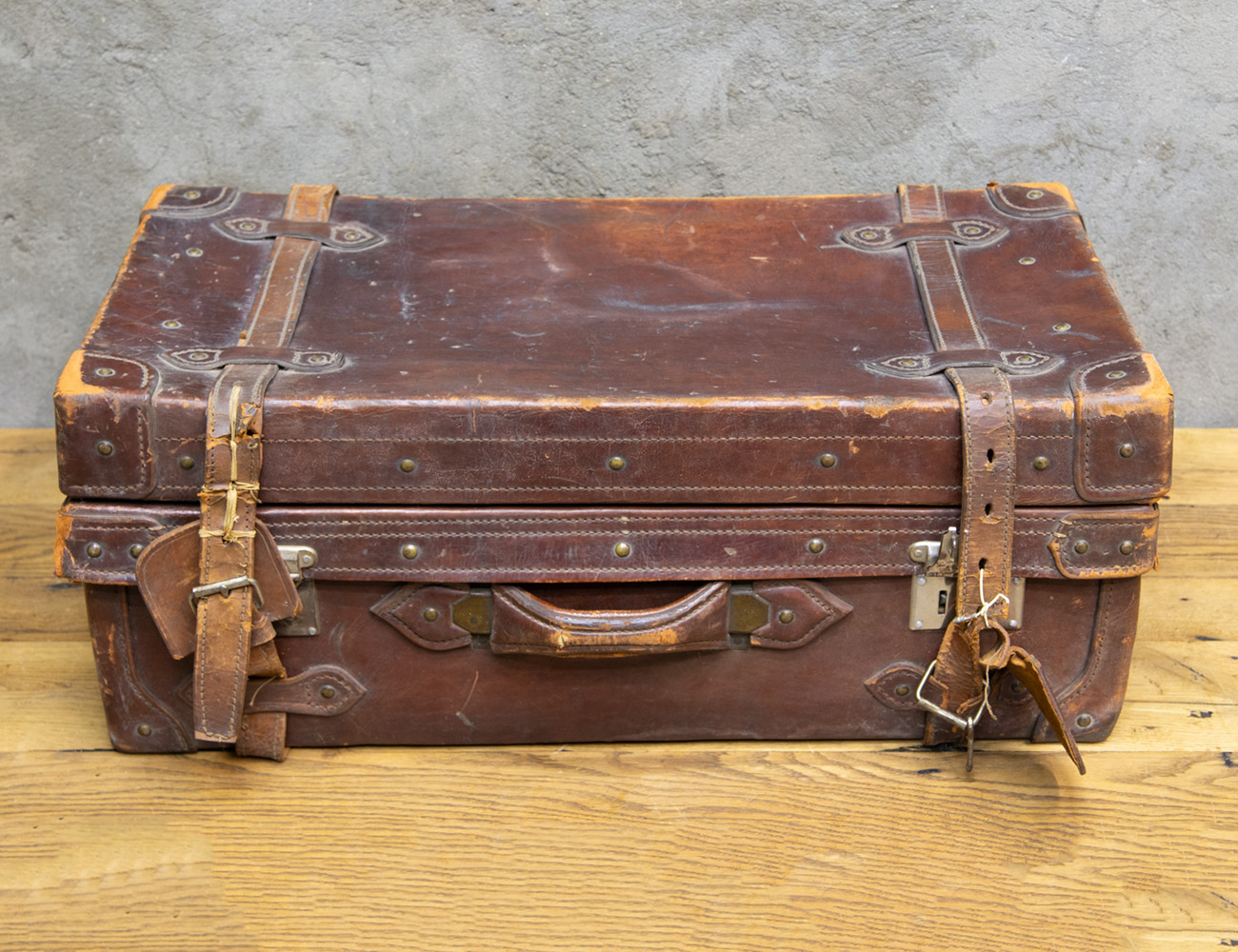 Старинный кожаный дорожный чемодан