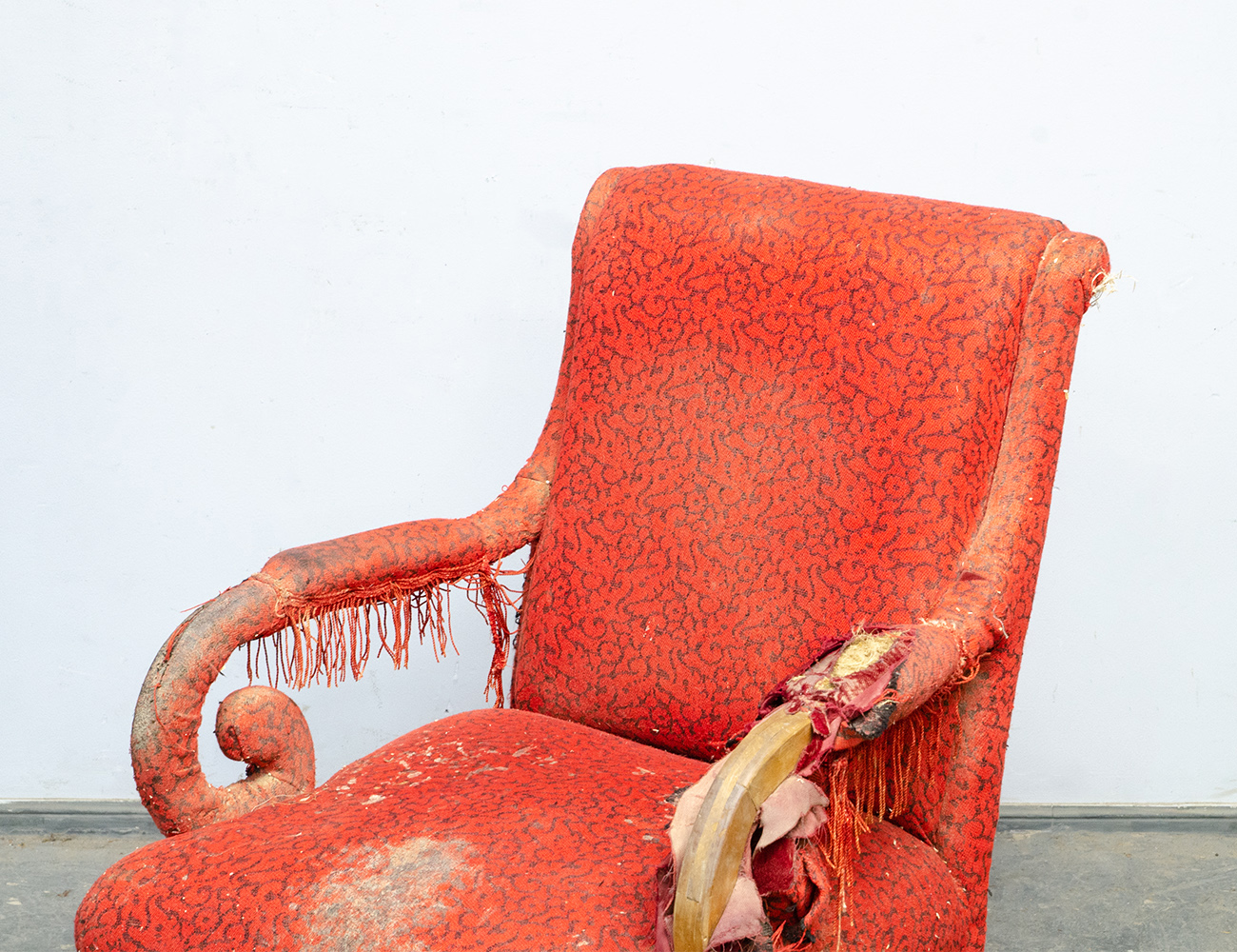 Антикварное будуарное кресло