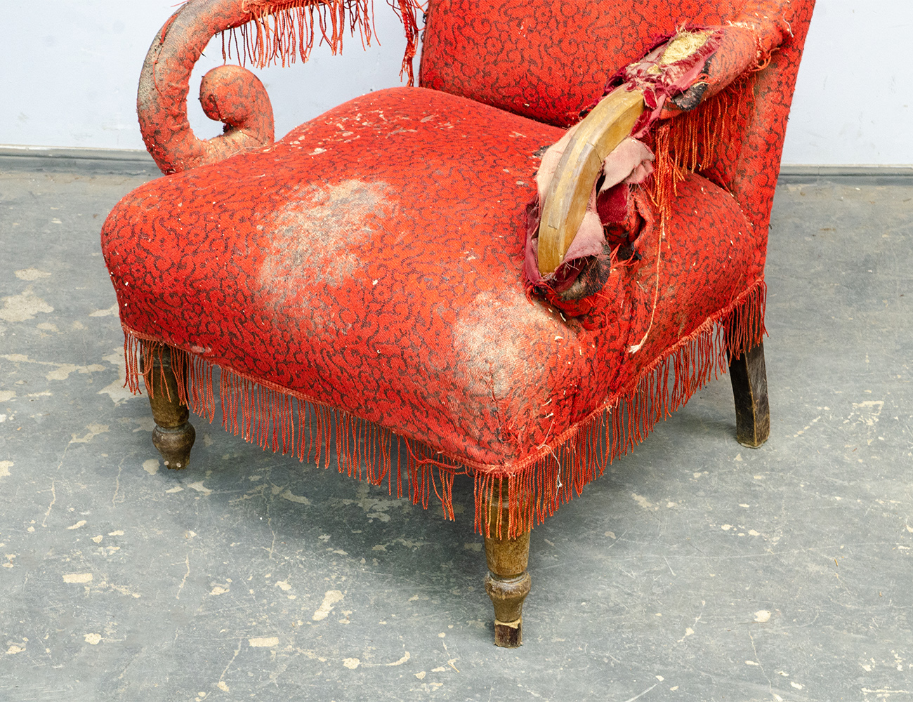 Антикварное будуарное кресло