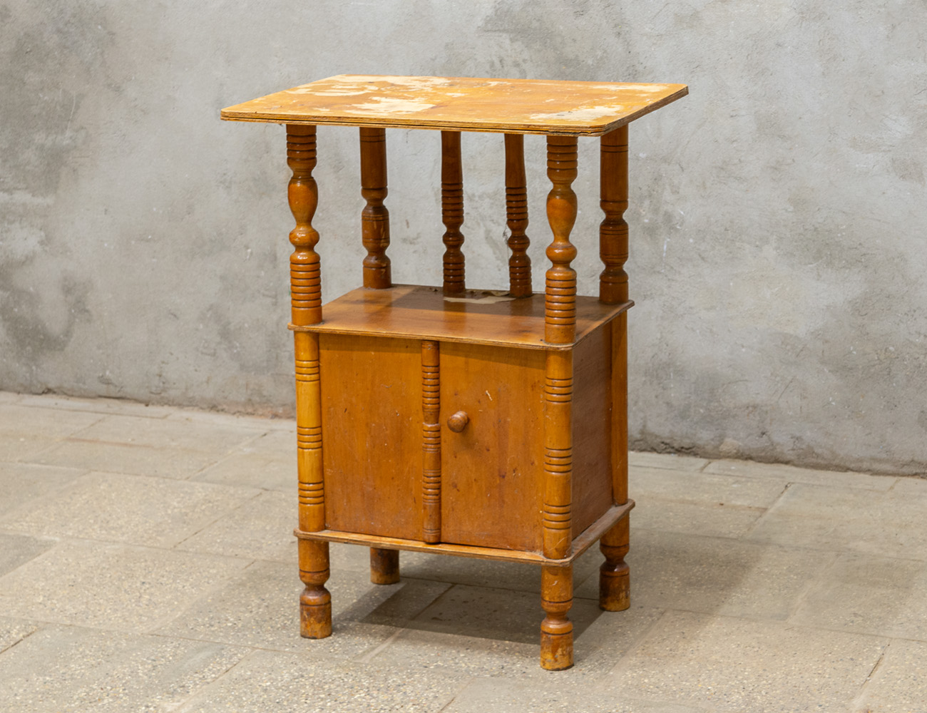 Старинная тумба