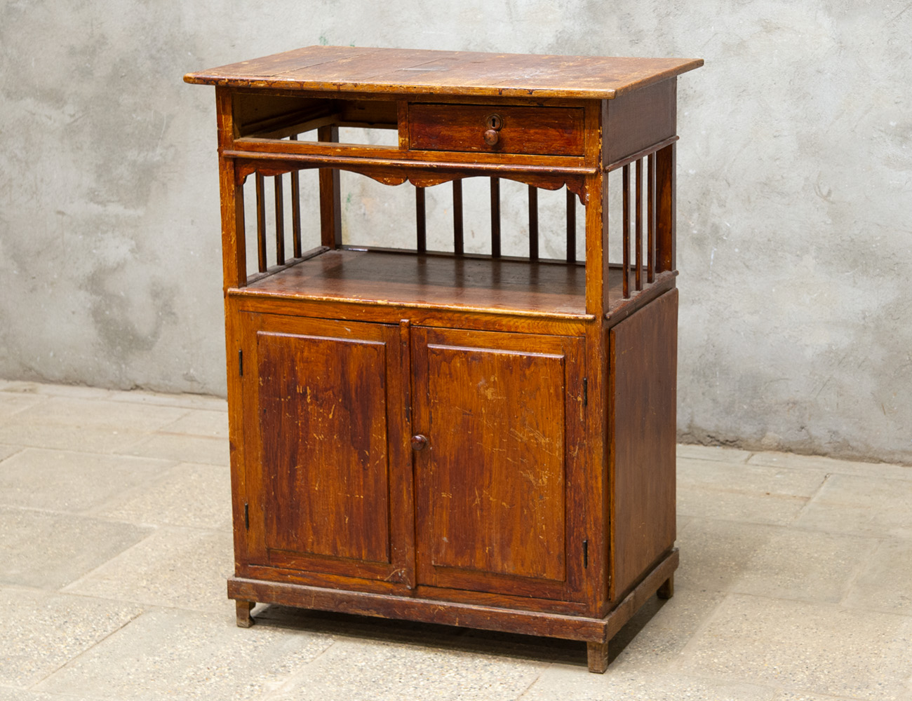 Старинная тумба