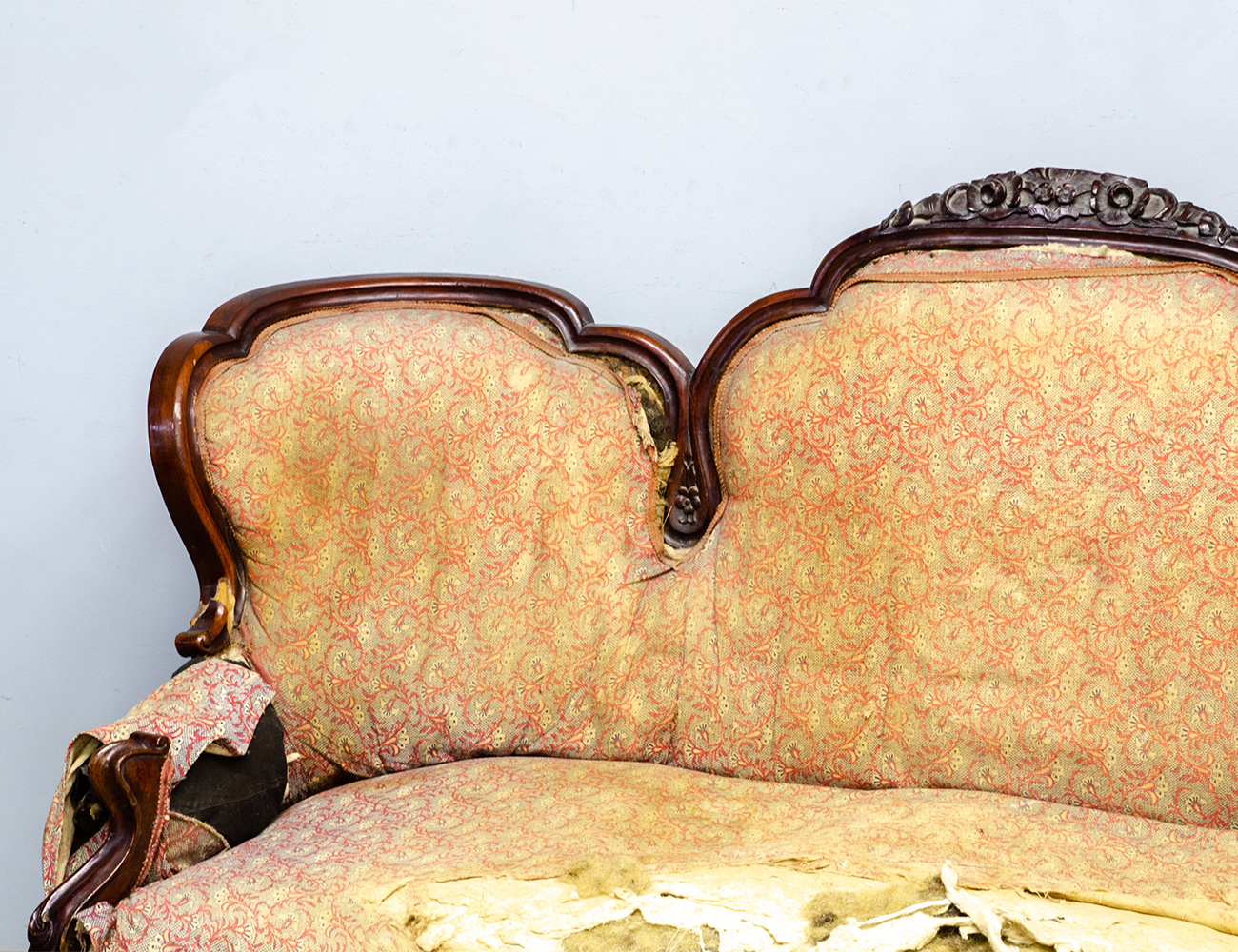 Антикварный гостиный диван 19 века