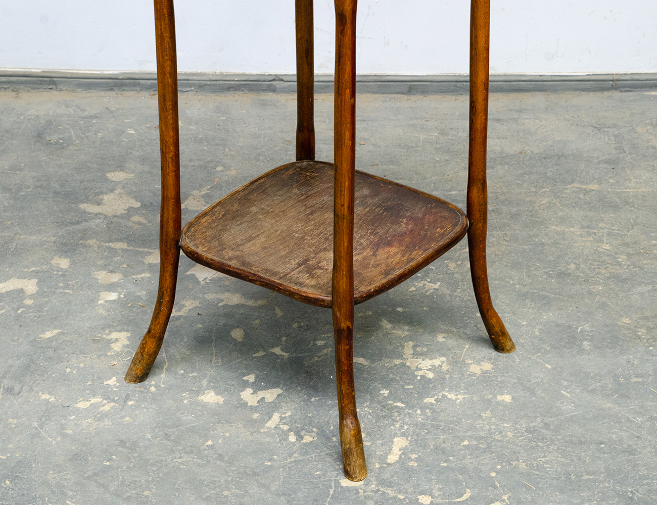 Сервизный столик №31 фирмы Конъ